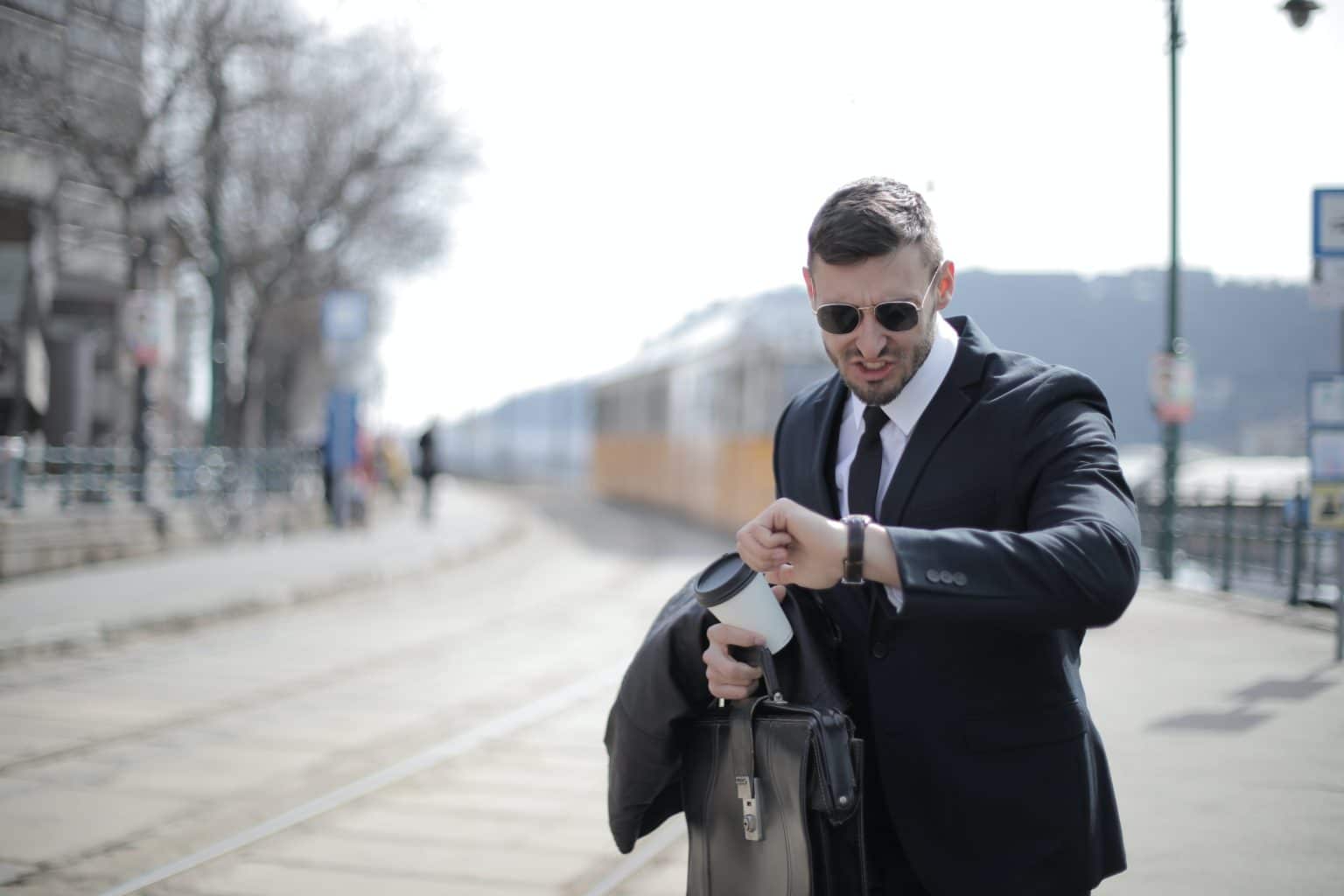 How to tell your boss you’re running late to work? (5 Templates)
